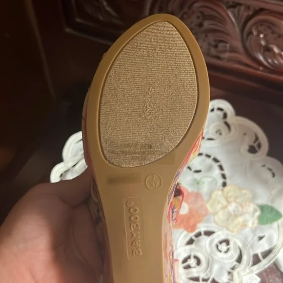 Adorable Bamboo floral wedges, never worn. Zip up back. Size 7 - Picture 4 of 5